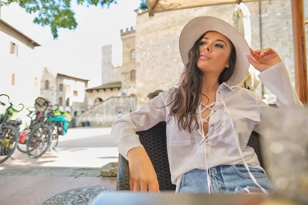 Mulher atraente turista com chapéu na cidade italiana velha — Fotografia de Stock