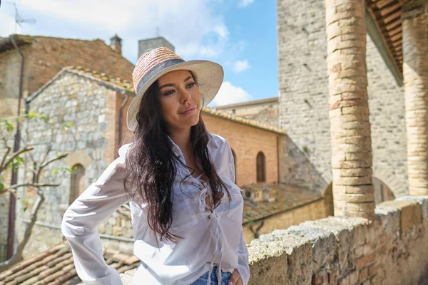 Çekici kadın turist eski İtalyan kasabasında şapkalı — Stok fotoğraf