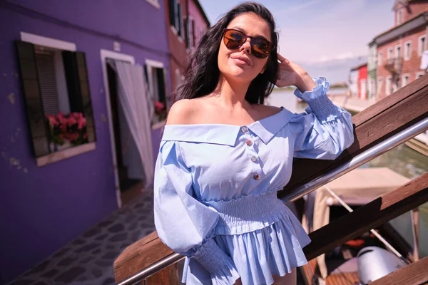 Viaggiatore donna in posa tra le case colorate sull'isola di Burano, Ve — Foto Stock