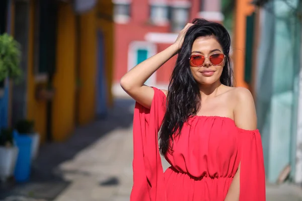 Viaggiatore donna in posa tra le case colorate sull'isola di Burano, Ve — Foto Stock