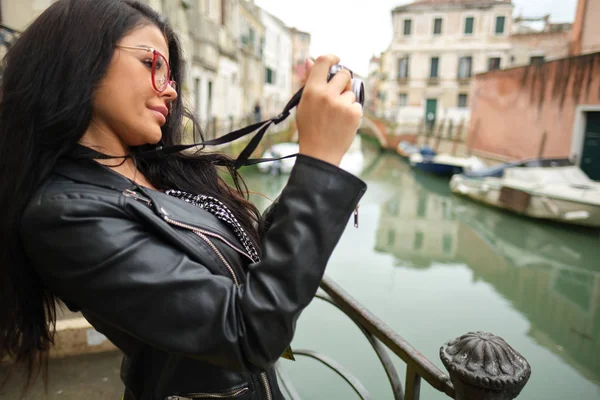 Resa kvinna fotograf i Venedig tar bild utanför smili — Stockfoto