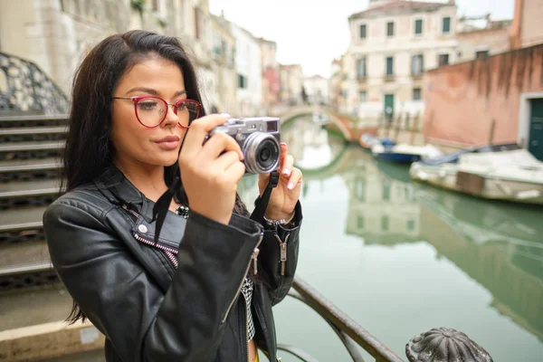 Viajar fotógrafo mulher em Veneza tirar foto fora smili — Fotografia de Stock