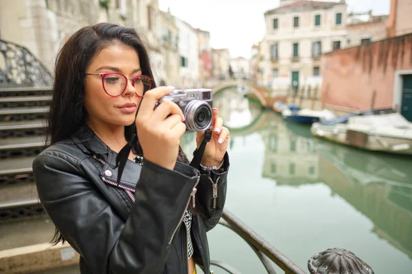 Travel woman photographer in Venice taking picture outside smili — 스톡 사진