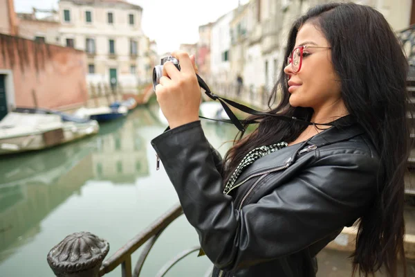 Resa kvinna fotograf i Venedig tar bild utanför smili — Stockfoto