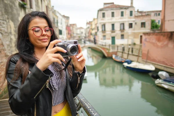 Viajar fotógrafo mulher em Veneza tirar foto fora smili — Fotografia de Stock