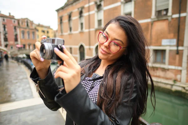 Travel woman photographer in Venice taking picture outside smili — 스톡 사진