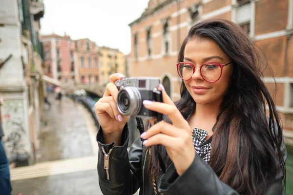 Фотограф-путешественница в Венеции фотографирует снаружи смайлик — стоковое фото