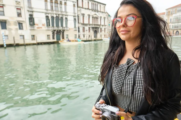 Viajar fotógrafo mulher em Veneza tirar foto fora smili — Fotografia de Stock