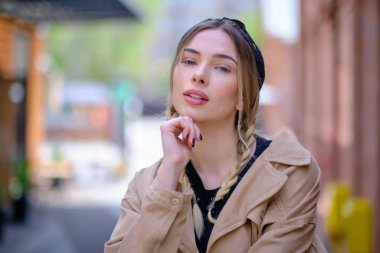Moda giysileri. Güzel Seksi Kadın, yüksek moda giyiniyor.