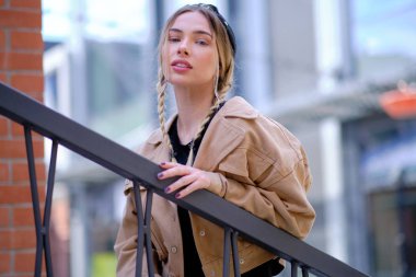 Moda giysileri. Güzel Seksi Kadın, yüksek moda giyiniyor.