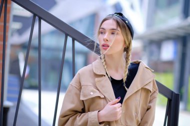 Moda giysileri. Güzel Seksi Kadın, yüksek moda giyiniyor.