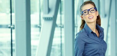 bir ofiste genç iş kadını portresi 