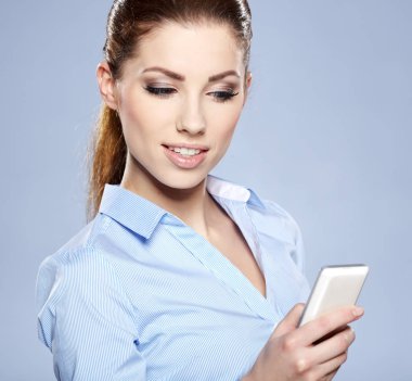 mutlu kadın telefonu konuşuyor. kazma dişli bir gülümseme ile karşı karşıya