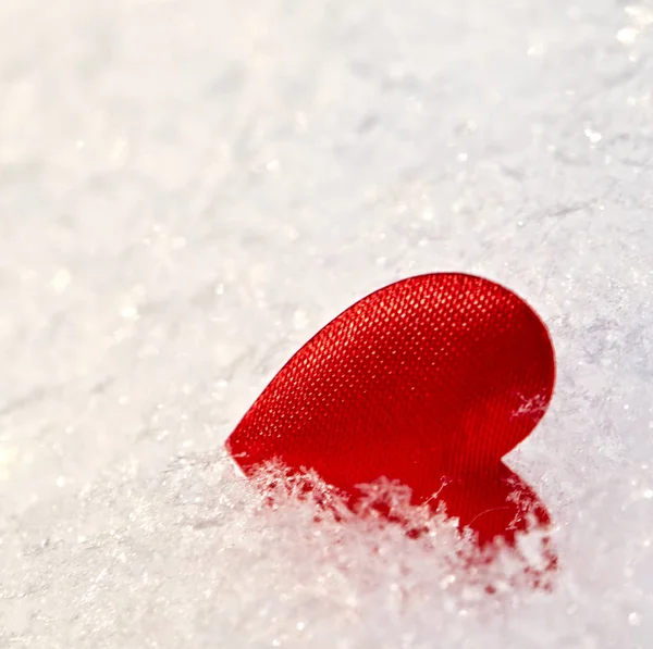 Red heart on snow — Stock Photo, Image
