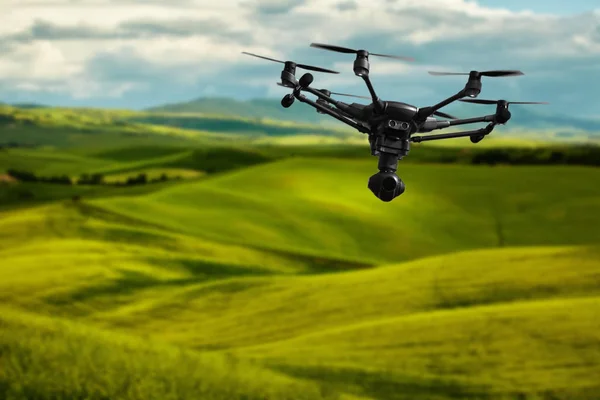 Eine fliegende Drohne mit Kamera mit bläulichen Hügeln der Toskana im b — Stockfoto