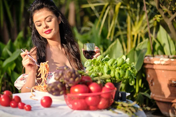 Italian Woman in summer dress eats Italy spaghetti pasta with me — 스톡 사진