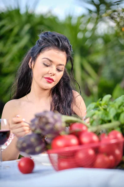 Donna italiana in abito estivo mangia spaghetti Italia pasta con me — Foto Stock