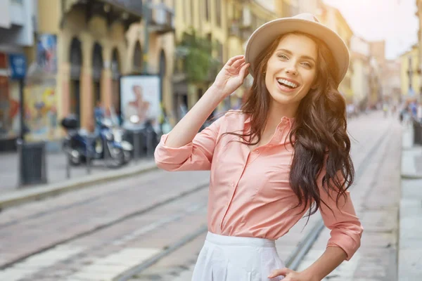 Primer plano Retrato de mujer de moda de joven chica bastante de moda posi —  Fotos de Stock