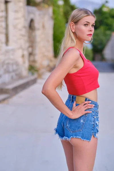 Portret close-up van jonge mooie blonde vrouw in rood shirt, — Stockfoto
