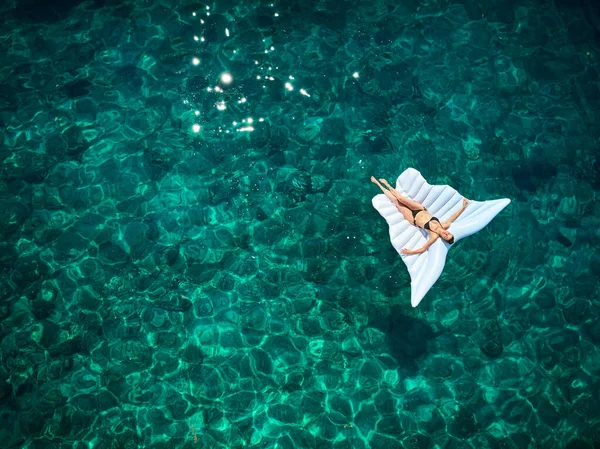 Türkisfarbenes Meerwasser und entspannte Schwimmerin, Drohne aus der Luft — Stockfoto