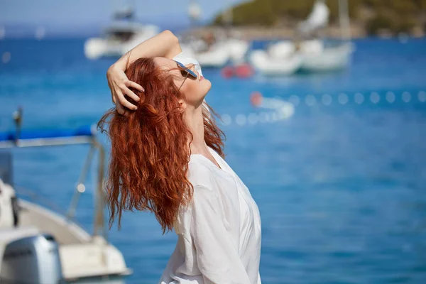 Žena relaxace na pláži v Chorvatsku — Stock fotografie