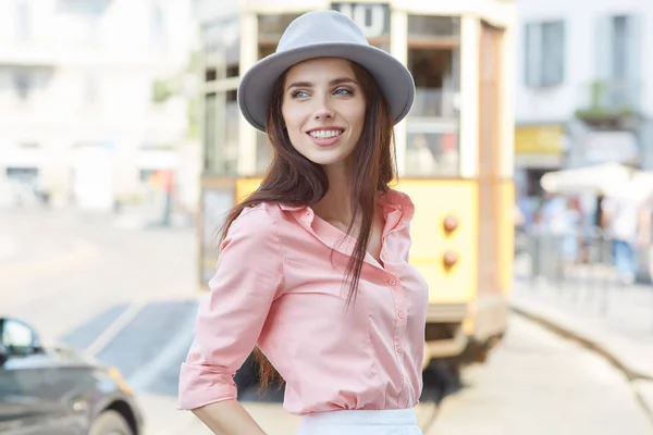 Schöne modefrau im freien auf der straße des alten italien t — Stockfoto