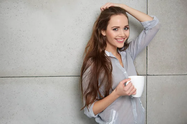 Hermosa joven bebiendo café — Foto de Stock