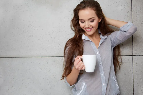 Gyönyörű fiatal nő iszik kávét — Stock Fotó