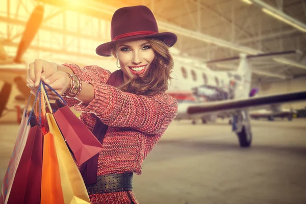 Vrouw na het winkelen in de luchthaven — Stockfoto