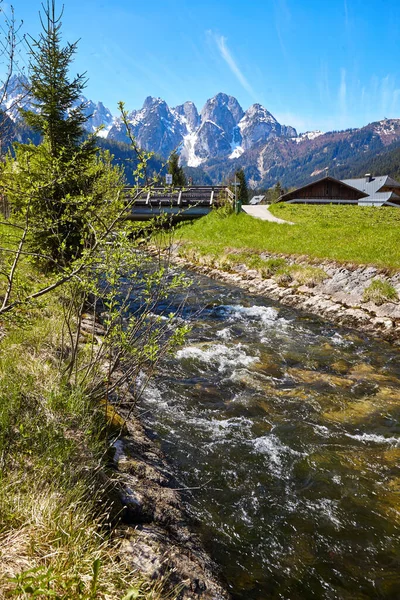 Gebirgsbach und die hohen Gipfel der österreichischen Alpen — Stockfoto