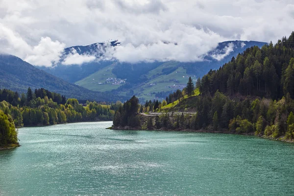 Hermoso lago de montaña en Dolomitas Alpes, Italia — Foto de Stock