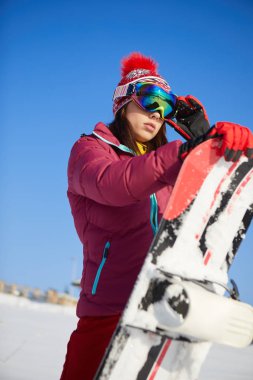 Kar üzerinde kar kayağı yapan kadın sporcu.