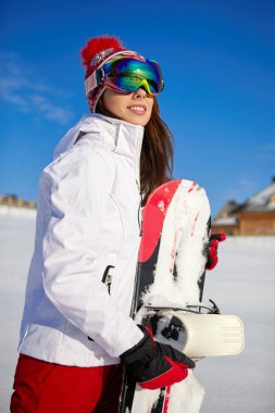 Kar üzerinde kar kayağı yapan kadın sporcu.