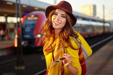 Sonbahar kızı hareket halinde, tren istasyonundaki durum...