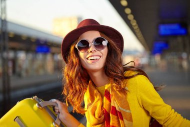 Sonbahar kızı hareket halinde, tren istasyonundaki durum...