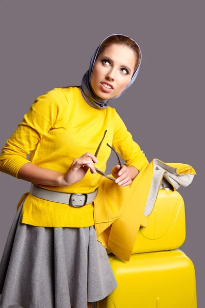 Portret Młodej Kobiety Noszącej Szal Stojący Żółtą Torbą Podróżną — Zdjęcie stockowe