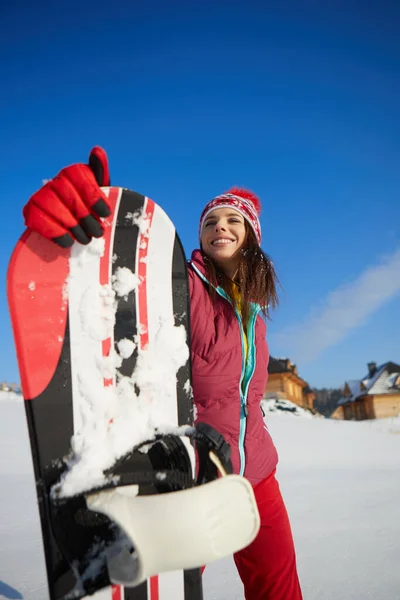 青空の上の雪の上のスポーツ女性スノーボーダー — ストック写真