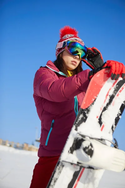 Sport Kobieta Snowboardzista Śniegu Nad Błękitnym Niebem — Zdjęcie stockowe