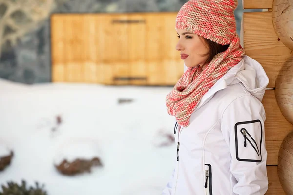 Inverno Lazer Esporte Conceito Pessoas Jovem Feliz Esqui Cothes Livre — Fotografia de Stock