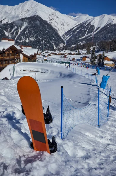 Snowboard Stående Snön Mot Bakgrund Vackra Snöklädda Bergen — Stockfoto