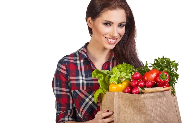 孤立的女人抱着一个装满了蔬菜的购物袋 — 图库照片