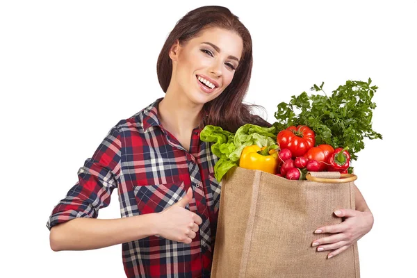 野菜の完全なショッピング袋を保持している孤立した女性 — ストック写真