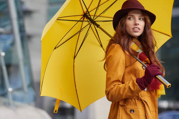 Femme Dans Ville Automne — Photo