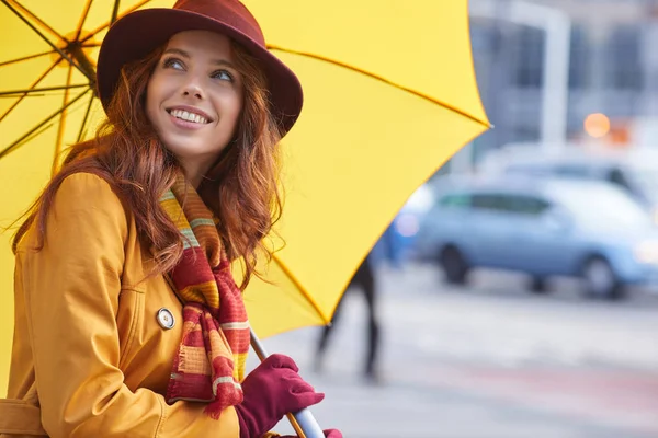 Donna Nella Città Autunnale — Foto Stock