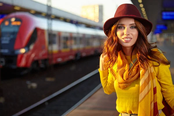 Höstflicka Språng Situationen Järnvägsstationen — Stockfoto