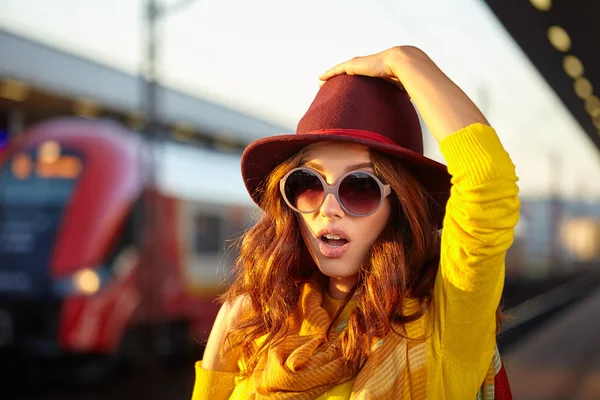 Autunno Ragazza Movimento Situazione Alla Stazione Ferroviaria — Foto Stock