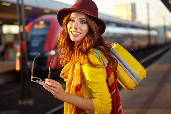 Autunno Ragazza Movimento Situazione Alla Stazione Ferroviaria — Foto Stock