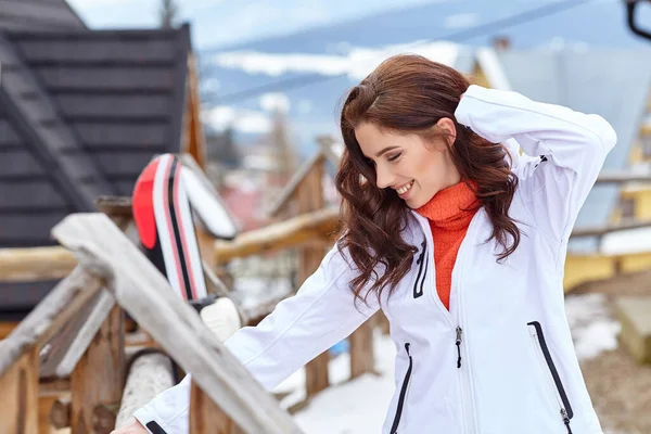 Snowboardermädchen Ruht Auf Der Terrasse Eines Holzhauses Den Bergen — Stockfoto