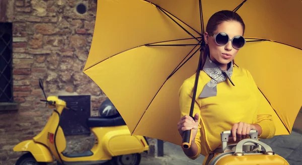 Femme Élégante Avec Une Valise Voyage Parapluie Sur Rue Ville — Photo