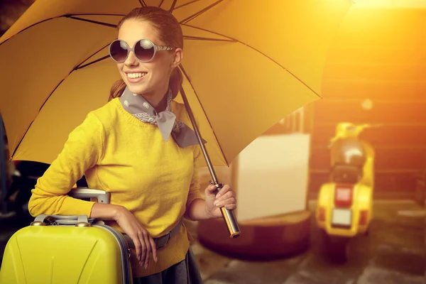 Mujer Elegante Con Una Maleta Viaje Paraguas Calle Ciudad Italiana — Foto de Stock